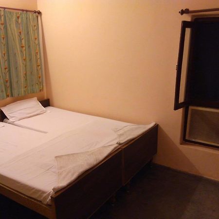 فاراناسي Mishra Guest House المظهر الخارجي الصورة